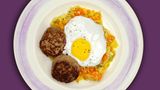 Frikadellen mit Rahmgemüse  Zutaten:    500 g Hackfleisch, gemischt, 80 g Magerquark, 3 Eier (Kl. M), 2 TL Salz und etwas mehr zum Würzen, 6 Prisen Pfeffer, 2 Prisen Paprika edelsüß, 400 g Möhren, in Stücken, 500 g Wirsing, geputzt, in Stücken, 1 Zwiebel, halbiert, 15 g Butter, 200 g Wasser, 1 TL Gewürzpaste für Gemüsebrühe, selbst gemacht, oder 1 Würfel Gemüsebrühe für 0,5 l Wassser, 200 g Kochsahne, 3 Prisen Muskatnuss, 2 EL Öl      Zubereitung:  1. Hackfleisch, Quark, 1 Ei, 1 TL Salz, 2 Prisen Pfeffer und Paprika in den Mixtopf geben und mithilfe des Spatels 40 Sek./w vermischen. Aus der Hackfleischmischung mit feuchten Händen 8 Frikadellen formen. Mixtopf ausspülen.  2. 200 g Möhren in den Mixtopf geben, 10 Sek./Stufe 4 zerkleinern und in den Varoma-Behälter umfüllen.  3. Restliche 200 g Möhren in den Mixtopf geben, 10 Sek./Stufe 4 zerkleinern, ebenfalls in den Varoma-Behälter umfüllen. Einlegeboden einsetzen.  4. 250 g Wirsing in den Mixtopf geben, 5 Sek./Stufe 4 zerkleinern und auf dem Einlegeboden verteilen.  5. 250 g Wirsing in den Mixtopf geben, 5 Sek./Stufe 4 zerkleinern und ebenfalls auf dem Einlegeboden verteilen.  6. Zwiebel in den Mixtopf geben, 5 Sek./Stufe 5 zerkleinern und mit dem Spatel nach unten schieben.  7. Butter zugeben und 3 Min./120 °C/ Stufe 1 (3 Min./Varoma/Stufe 1) dünsten.  8. Wasser, Gewürzpaste, Kochsahne, Muskatnuss und 2 Prisen Pfeffer zugeben, Varoma verschließen, aufsetzen und 10 Min./Varoma/Stufe 1 garen.  In dieser Zeit 1 EL Öl in einer Pfanne erhitzen und die Frikadellen von jeder Seite scharf anbraten, bei mittlerer Hitze 4–5 Minuten zu Ende garen, warm halten und die Pfanne auswischen.  1 EL Öl in der Pfanne erhitzen, Eier in die Pfanne geben, bei mittlerer Hitze zu Spiegeleiern braten und mit je 2 Prisen Salz und Pfeffer würzen.  9. Varoma absetzen, das Gemüse in eine vorgewärmte Schüssel füllen, mit der Sauce mischen und abschmecken. Rahmgemüse mit den Frikadellen und Spiegeleiern servieren.