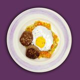 Frikadellen mit Rahmgemüse  Zutaten:    500 g Hackfleisch, gemischt, 80 g Magerquark, 3 Eier (Kl. M), 2 TL Salz und etwas mehr zum Würzen, 6 Prisen Pfeffer, 2 Prisen Paprika edelsüß, 400 g Möhren, in Stücken, 500 g Wirsing, geputzt, in Stücken, 1 Zwiebel, halbiert, 15 g Butter, 200 g Wasser, 1 TL Gewürzpaste für Gemüsebrühe, selbst gemacht, oder 1 Würfel Gemüsebrühe für 0,5 l Wassser, 200 g Kochsahne, 3 Prisen Muskatnuss, 2 EL Öl      Zubereitung:  1. Hackfleisch, Quark, 1 Ei, 1 TL Salz, 2 Prisen Pfeffer und Paprika in den Mixtopf geben und mithilfe des Spatels 40 Sek./w vermischen. Aus der Hackfleischmischung mit feuchten Händen 8 Frikadellen formen. Mixtopf ausspülen.  2. 200 g Möhren in den Mixtopf geben, 10 Sek./Stufe 4 zerkleinern und in den Varoma-Behälter umfüllen.  3. Restliche 200 g Möhren in den Mixtopf geben, 10 Sek./Stufe 4 zerkleinern, ebenfalls in den Varoma-Behälter umfüllen. Einlegeboden einsetzen.  4. 250 g Wirsing in den Mixtopf geben, 5 Sek./Stufe 4 zerkleinern und auf dem Einlegeboden verteilen.  5. 250 g Wirsing in den Mixtopf geben, 5 Sek./Stufe 4 zerkleinern und ebenfalls auf dem Einlegeboden verteilen.  6. Zwiebel in den Mixtopf geben, 5 Sek./Stufe 5 zerkleinern und mit dem Spatel nach unten schieben.  7. Butter zugeben und 3 Min./120 °C/ Stufe 1 (3 Min./Varoma/Stufe 1) dünsten.  8. Wasser, Gewürzpaste, Kochsahne, Muskatnuss und 2 Prisen Pfeffer zugeben, Varoma verschließen, aufsetzen und 10 Min./Varoma/Stufe 1 garen.  In dieser Zeit 1 EL Öl in einer Pfanne erhitzen und die Frikadellen von jeder Seite scharf anbraten, bei mittlerer Hitze 4–5 Minuten zu Ende garen, warm halten und die Pfanne auswischen.  1 EL Öl in der Pfanne erhitzen, Eier in die Pfanne geben, bei mittlerer Hitze zu Spiegeleiern braten und mit je 2 Prisen Salz und Pfeffer würzen.  9. Varoma absetzen, das Gemüse in eine vorgewärmte Schüssel füllen, mit der Sauce mischen und abschmecken. Rahmgemüse mit den Frikadellen und Spiegeleiern servieren.