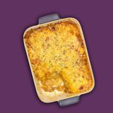 Lasagne  Zutaten:  80 g Gouda, in Stücken, 500 g Wasser, 300 g Weißkohlblätter, ohne Strunk, 1 ½ TL Salz, 100 g Möhren, in Stücken, 100 g Knollensellerie, in Stücken, 80 g Porree, in Stücken, 1 Knoblauchzehe, 20 g Öl und etwas mehr zum Einfetten, 250 g Rinderhackfleisch, 40 g Tomatenmark, 8 Prisen Pfeffer, 50 g trockener Rotwein, 1 Dose stückige Tomaten (400 g), 1 TL Oregano, getrocknet, 1 Lorbeerblatt, 3 Prisen Kokosblütenzucker, 100 g Crème légère      Zubereitung:  1. Käse in den Mixtopf geben, 4 Sek./ Stufe 10 zerkleinern und umfüllen.    2. Wasser in den Mixtopf geben, Varoma-Behälter aufsetzen, Weißkohl einwiegen, mit ½ TL Salz würzen, Varoma verschließen und 7 Min./ Varoma/Stufe 1 garen.    3. Weißkohl mithilfe des Spatels umschichten, Varoma wieder verschließen und weitere 5 Min./Varoma/Stufe 1 garen. Varoma absetzen, Weißkohl unter fließend kaltem Wasser abschrecken und gut trocken tupfen. Mixtopf leeren.    4. Möhren, Sellerie, Porree und Knoblauch in den Mixtopf geben, 2 Sek./ Stufe 7 zerkleinern und mit dem Spatel nach unten schieben.    5. Öl zugeben und 4 Min./Varoma/ Stufe 1 dünsten.    6. Hackfleisch zugeben, 3 Min./Varoma/ (/Stufe 1 dünsten.    7. Tomatenmark, 1 TL Salz und 4 Prisen Pfeffer zugeben und 4 Min./Varoma/(/Stufe 1 dünsten.    8. Rotwein zugeben und 5 Min./100 °C/(/Stufe 1 garen.    9. Tomaten, Oregano, Lorbeerblatt, Kokosblütenzucker, ½ TL Salz und 4 Prisen Pfeffer zugeben und 20 Min./ 100 °C/(/Stufe x garen. Backofen auf 220 °C vorheizen und eine Auflaufform (22 x 16 cm) einfetten.    10. Hacksauce abschmecken und mit den Kohlblättern abwechselnd in die Form schichten, dabei mit einer Saucenschicht enden. Crème légère auf der Sauce verteilen und zerkleinerten Käse darüberstreuen. Lasagne auf der untersten Schiene 30 Minuten (220 °C) backen, etwas abkühlen lassen, in Vierecke schneiden und servieren.
