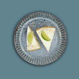 Limetten-Kokos-Frischkäse-Torte  Zutaten:    75 g Butter und etwas mehr zum Einfetten, 120 g Mandelmehl, 90 g Kokosraspel, ½ Pk. gemahlene Gelatine (5 g), 2 EL kaltes Wasser, 3–4 Bio-Limetten, davon 1 in Spalten, Schale einer Limette abgerieben und Saft ausgepresst (40 g), 200 g Doppelrahmfrischkäse, 4 EL Stevia-Süße (z. B. von Canderel), 330 g Konditorsahne (30 % Fett)      Zubereitung:    1. Backofen auf 180 °C vorheizen. Eine Springform (26 cm Ø) mit Backpapier bespannen und mit Butter einfetten.      2. Butter in den Mixtopf geben und 3 Min./70 °C/Stufe 1 schmelzen.      3. Mandelmehl und 75 g Kokosraspel zugeben und 40 Sek./(/Stufe 3 verrühren. Masse auf die gefettete Springform geben, gut festdrücken und auf der mittleren Schiene 10 Minuten goldbraun backen. Kuchen in der Form auf einem Kuchengitter abkühlen lassen. In der Zeit mit dem Rezept fortfahren. Mixtopf ausspülen.      4. Gelatine in einer kleinen Schüssel mit 2 EL kaltem Wasser mischen und 5 Minuten quellen lassen.      5. Gequollene Gelatine und Limettensaft in den Mixtopf geben und 1 Min./50 °C/ Stufe 1 schmelzen.      6. 50 g Frischkäse zugeben und 30 Sek./Stufe 2 verrühren.      7. Limettenschale, restliche 150 g Frischkäse und Stevia-Süße zugeben, 30 Sek./Stufe 1 verrühren, in eine Schüssel umfüllen und 10 Minuten kalt stellen. In dieser Zeit mit dem Rezept fortfahren. Mixtopf spülen.      8. Rühraufsatz einsetzen. Sahne in den Mixtopf geben und ohne Zeiteinstellung/ Stufe 3 unter Beobachtung bis zur gewünschten Festigkeit steif schlagen.  Rühraufsatz entfernen. Frischkäsemasse aus dem Kühlschrank nehmen und die Sahne mit dem Spatel unterheben.  Creme auf den abgekühlten Boden streichen und mindestens 3 Stunden oder über Nacht kalt stellen.      9. Torte aus dem Kühlschrank nehmen und aus der Springform lösen. 15 g Kokosraspel in einer Pfanne ohne Fett goldbraun rösten, auf einem Teller abkühlen lassen.  Torte mit gerösteten Kokosraspeln und Limettenspalten garnieren und servieren.