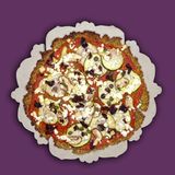 Low-Carb-Pizza mit Zucchini und Pilzen  Zutaten:  35 g Kürbiskerne, 20 g Chia-Samen, 1 EL Weizenkleie, 125 g Wasser, 400 g Blumenkohl, in Röschen, 3 TL Olivenöl, ½ TL Salz und etwas mehr zum Würzen, 3 Prisen Pfeffer, 50 g Zucchini, in feinen Scheiben, 50 g Champignons, in feinen Scheiben, 30 g schwarze Oliven, entsteint, 120 g passierte Tomaten, 15 g eingelegte Kapern, 50 g Feta      Zubereitung:  1. Backofen auf 220 °C vorheizen. Ein Backblech mit Backpapier belegen.  2. Kürbiskerne in den Mixtopf geben, 10 Sek./Stufe 8 zerkleinern und umfüllen.  3. Chia-Samen, Weizenkleie und Wasser in den Mixtopf geben, 20 Sek./Stufe 2 verrühren, in eine Schüssel umfüllen und 30 Minuten quellen lassen. In dieser Zeit den Mixtopf spülen und mit dem Rezept fortfahren.  4. Blumenkohl in den Mixtopf geben, mithilfe des Spatels 5 Sek./Stufe 5 zerkleinern, auf dem vorbereiteten Backblech verteilen und im unteren Ofendrittel 15 Minuten (220 °C) vor- garen. Mixtopf spülen.  5. Blumenkohl, Chia-Weizenkleie- Mischung, zerkleinerte Kürbiskerne, 2 TL Öl, ½ TL Salz und 2 Prisen Pfeffer in den Mixtopf geben und 20 Sek./Stufe 3 verrühren. Die Mischung auf dem vorbereiteten Backblech zu 2 runden Pizzaböden (Ø 18 cm) formen und auf der mittleren Schiene 25 Minuten (220 °C) vorbacken. In dieser Zeit Mixtopf spülen und Zucchini und Pilze in einer kleinen Schüssel mit 1 TL Öl und je 1 Prise Salz und Pfeffer mischen.  6. Oliven in den Mixtopf geben und 2 Sek./Stufe 5 zerkleinern.  7. Passierte Tomaten mit einem Esslöffel gleichmäßig auf den Pizzen verstreichen, mit Zucchini, Pilzen, gehackten Oliven und Kapern belegen und Feta darüberbröseln.  Pizzen auf der mittleren Schiene 15 Minuten (220 °C) fertig backen und servieren.