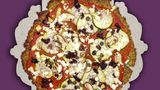 Low-Carb-Pizza mit Zucchini und Pilzen  Zutaten:  35 g Kürbiskerne, 20 g Chia-Samen, 1 EL Weizenkleie, 125 g Wasser, 400 g Blumenkohl, in Röschen, 3 TL Olivenöl, ½ TL Salz und etwas mehr zum Würzen, 3 Prisen Pfeffer, 50 g Zucchini, in feinen Scheiben, 50 g Champignons, in feinen Scheiben, 30 g schwarze Oliven, entsteint, 120 g passierte Tomaten, 15 g eingelegte Kapern, 50 g Feta      Zubereitung:  1. Backofen auf 220 °C vorheizen. Ein Backblech mit Backpapier belegen.  2. Kürbiskerne in den Mixtopf geben, 10 Sek./Stufe 8 zerkleinern und umfüllen.  3. Chia-Samen, Weizenkleie und Wasser in den Mixtopf geben, 20 Sek./Stufe 2 verrühren, in eine Schüssel umfüllen und 30 Minuten quellen lassen. In dieser Zeit den Mixtopf spülen und mit dem Rezept fortfahren.  4. Blumenkohl in den Mixtopf geben, mithilfe des Spatels 5 Sek./Stufe 5 zerkleinern, auf dem vorbereiteten Backblech verteilen und im unteren Ofendrittel 15 Minuten (220 °C) vor- garen. Mixtopf spülen.  5. Blumenkohl, Chia-Weizenkleie- Mischung, zerkleinerte Kürbiskerne, 2 TL Öl, ½ TL Salz und 2 Prisen Pfeffer in den Mixtopf geben und 20 Sek./Stufe 3 verrühren. Die Mischung auf dem vorbereiteten Backblech zu 2 runden Pizzaböden (Ø 18 cm) formen und auf der mittleren Schiene 25 Minuten (220 °C) vorbacken. In dieser Zeit Mixtopf spülen und Zucchini und Pilze in einer kleinen Schüssel mit 1 TL Öl und je 1 Prise Salz und Pfeffer mischen.  6. Oliven in den Mixtopf geben und 2 Sek./Stufe 5 zerkleinern.  7. Passierte Tomaten mit einem Esslöffel gleichmäßig auf den Pizzen verstreichen, mit Zucchini, Pilzen, gehackten Oliven und Kapern belegen und Feta darüberbröseln.  Pizzen auf der mittleren Schiene 15 Minuten (220 °C) fertig backen und servieren.