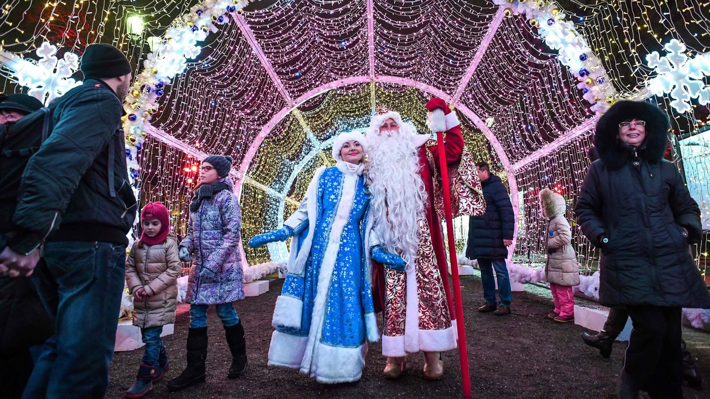 Schauspieler stellen die traditionellen Silvesterfiguren Väterchen Frost und Snegurotschka in der Innenstadt von Moskau dar