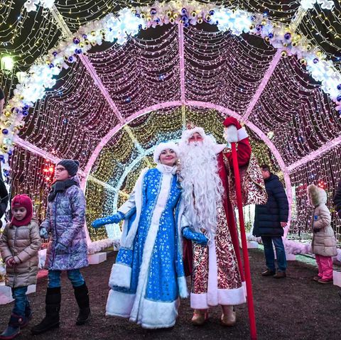 Schauspieler stellen die traditionellen Silvesterfiguren Väterchen Frost und Snegurotschka in der Innenstadt von Moskau dar