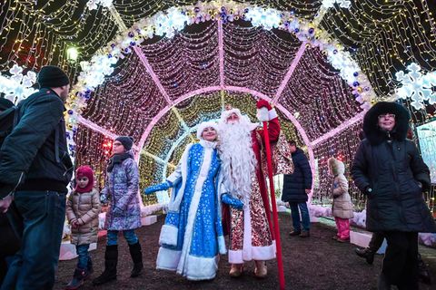 Schauspieler stellen die traditionellen Silvesterfiguren Väterchen Frost und Snegurotschka in der Innenstadt von Moskau dar