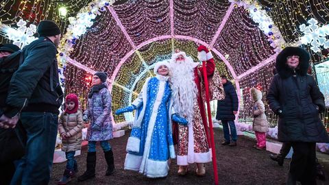 Schauspieler stellen die traditionellen Silvesterfiguren Väterchen Frost und Snegurotschka in der Innenstadt von Moskau dar