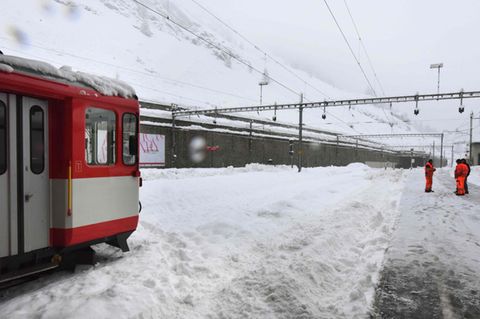 Zug kann aufgrund der Schneemassen nicht aus Zermatt abfahren