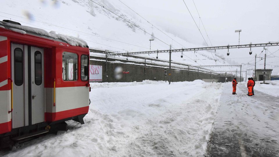 Zug kann aufgrund der Schneemassen nicht aus Zermatt abfahren