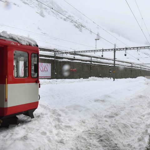 Zug kann aufgrund der Schneemassen nicht aus Zermatt abfahren