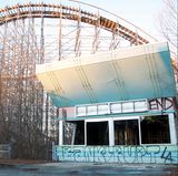 Six Flags Amusement Park  In der Bude gibt es schon seit Jahren nichts mehr zu kaufen, keine Gekreische ist mehr von der Achterbahn zu hören. Der Laden ist pleite, wie schon ein Graffiti besagt.