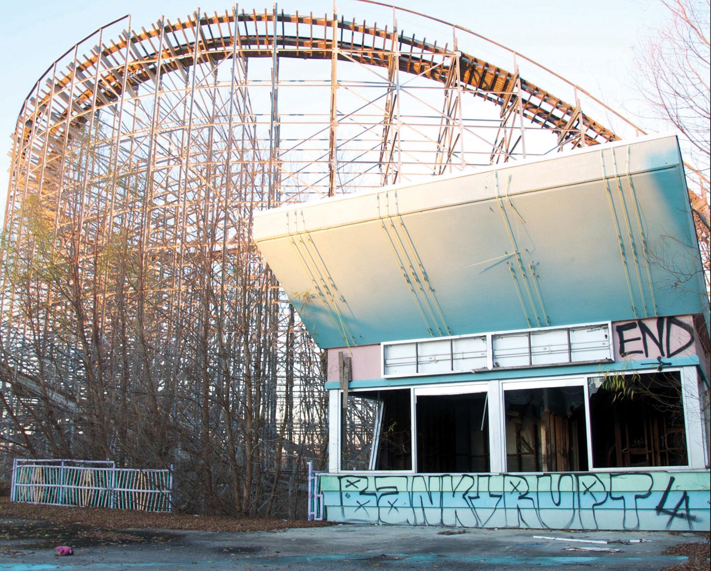Six Flags Amusement Park  In der Bude gibt es schon seit Jahren nichts mehr zu kaufen, keine Gekreische ist mehr von der Achterbahn zu hören. Der Laden ist pleite, wie schon ein Graffiti besagt.