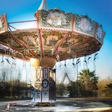 Six Flags Amusement Park  Im August 2005 hatte der Hurrikan "Katrina" den erst wenige Jahre zuvor eröffneten Spaßpark im US-Bundesstaat Louisiana zerstört. Zehn Jahre später fotografierte Seph Lawless dieses Karussell.