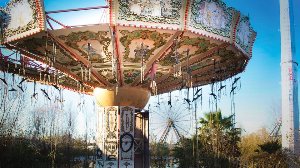 Six Flags Amusement Park  Im August 2005 hatte der Hurrikan "Katrina" den erst wenige Jahre zuvor eröffneten Spaßpark im US-Bundesstaat Louisiana zerstört. Zehn Jahre später fotografierte Seph Lawless dieses Karussell.