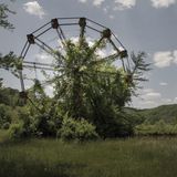 Lake Shawnee Amsement Park  Schon seit mehr als 50 Jahren dreht sich in diesem an einem See gelegenen Vergnügungspark im Bundesstaat West Virginia nichts mehr. Das Riesenrad hat längst die Botanik in Beschlag genommen.