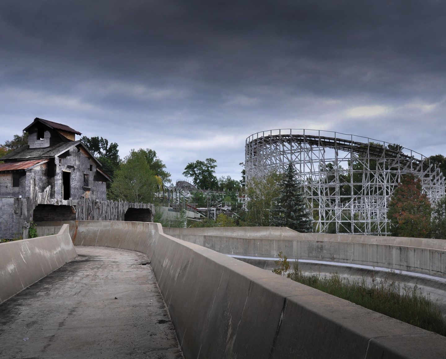 Geauga Lake Amusement Park  In Aurora im Bundesstaat Ohio liegt dieser uralte Themenpark, der bereits im Jahre 1887 gegründet wurde und bis 2005 seine Tore geöffnet hatte.