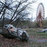 Spreepark  Dinosaurier am Boden: Dieses Szenario fand Seph Lawless in Berlin vor, als er auf dem Gelände des ehemaligen DDR-Parks im Norden des Plänterwaldes stromerte, bis ihn die Polizei herauskomplimentierte.