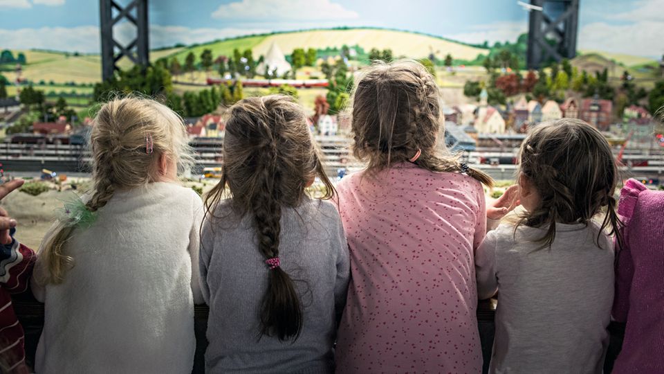 Hamburger Besuchermagnet: Vier Mädchen begutachten die dänische Nordseeküste. Einmal im Jahr lädt das Wunderland alle Kindertagesstätten "in Reichweite" ein. Betreuer und Kinder haben dann freien Eintritt Vier Mädchen begutachten die dänische Nordseeküste. Einmal im Jahr lädt das Wunderland alle Kindertagesstätten "in Reichweite" ein. Betreuer und Kinder haben dann freien Eintritt
