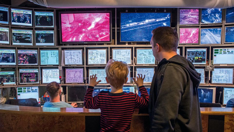 Hamburger Besuchermagnet: Von den Gleisen bis zur Nebelmaschine des Vesuv: Die Mitarbeiter in der Leitstelle überwachen jedes technische Detail Von den Gleisen bis zur Nebelmaschine des Vesuv: Die Mitarbeiter in der Leitstelle überwachen jedes technische Detail