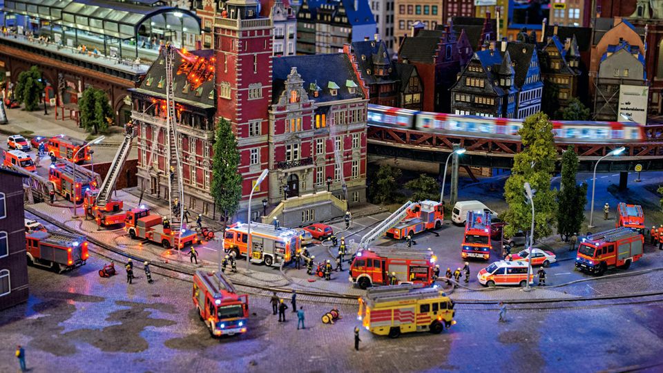 Hamburger Besuchermagnet: Großeinsatz: Das Finanzamt in Hamburg brennt Großeinsatz: Das Finanzamt in Hamburg brennt