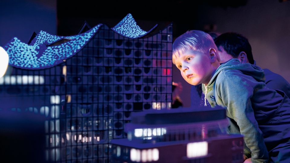 Hamburger Besuchermagnet: Ein junger Besucher beobachtet gespannt, wie sich die Elbphilharmonie öffnet Ein junger Besucher beobachtet gespannt, wie sich die Elbphilharmonie öffnet