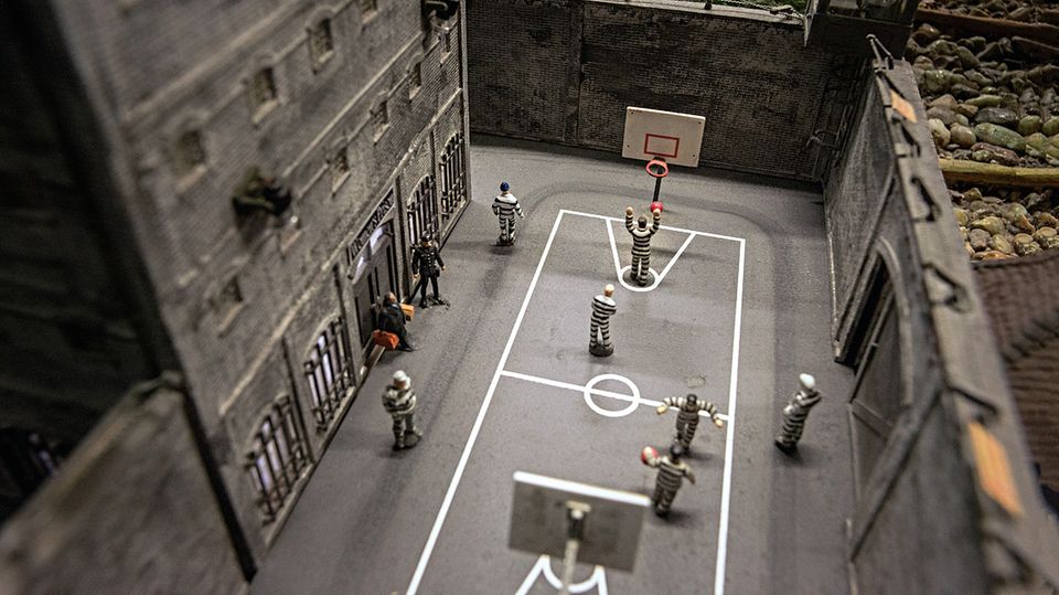 Hamburger Besuchermagnet: Nicht nur Zuckerbäcker: In Österreich kann man Insassen beim Basketball im Gefängnishof zusehen Nicht nur Zuckerbäcker: In Österreich kann man Insassen beim Basketball im Gefängnishof zusehen