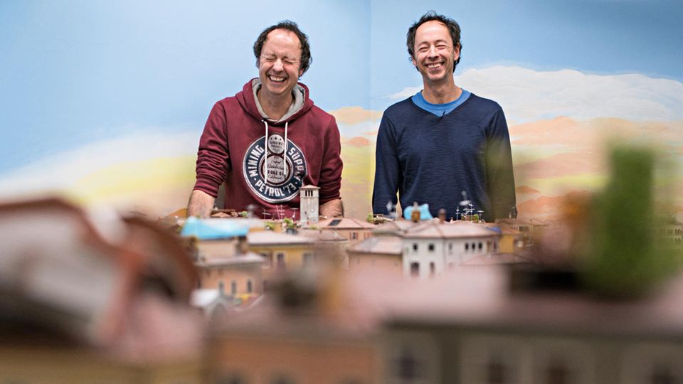 Frederik (l.) und Gerrit Braun vor dem Bauabschnitt Venedig, der im Frühjahr 2018 eröffnet werden soll