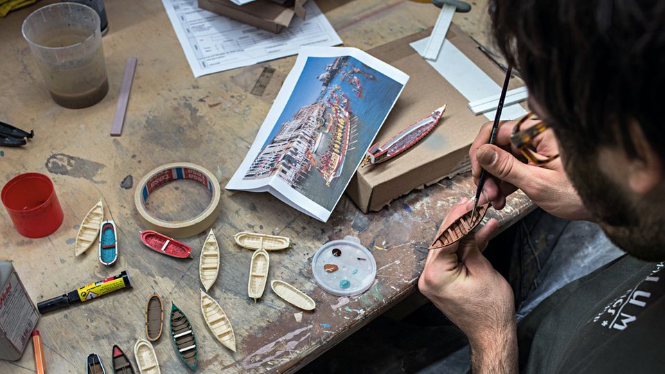 Hamburger Besuchermagnet: Wie alles im Miniatur Wunderland werden auch die vielen Gondeln und Boote von Hand bemalt Wie alles im Miniatur Wunderland werden auch die vielen Gondeln und Boote von Hand bemalt