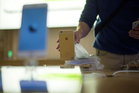 iPhone-Einsatz: Weil das Smartphone in einem Apple-Geschäft in Zürich überhitzte und qualmte, wurde der Laden evakuiert