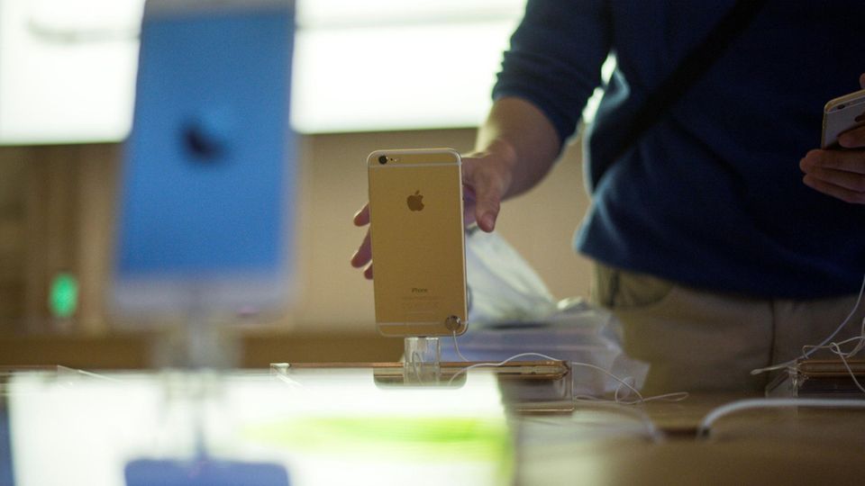 iPhone-Einsatz: Weil das Smartphone in einem Apple-Geschäft in Zürich überhitzte und qualmte, wurde der Laden evakuiert
