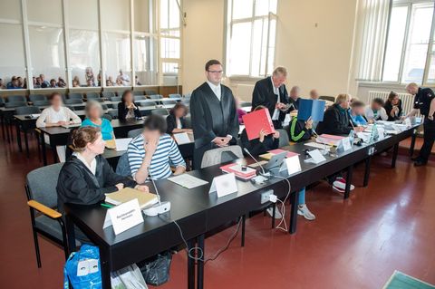 Die nach der Gruppenvergewaltigung Angeklagten zum Auftakt des ersten Prozesses im Hamburger Landgericht