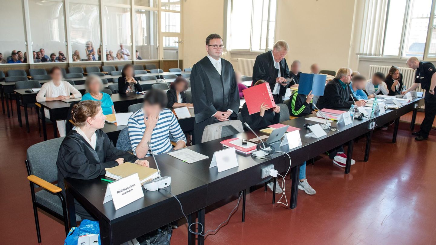 Die nach der Gruppenvergewaltigung Angeklagten zum Auftakt des ersten Prozesses im Hamburger Landgericht