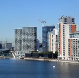 Das flache Hotelschiff liegt zwischen Hochhäusern und weiteren Hotels beim Londoner Messegelände Excel. Nachhaltigkeit, soziales Engagement und pfiffiges Design müssen kein Widerspruch sein. Das Good Hotel ist der erfolgreiche Gegenbeweis.