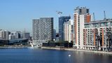 Das flache Hotelschiff liegt zwischen Hochhäusern und weiteren Hotels beim Londoner Messegelände Excel. Nachhaltigkeit, soziales Engagement und pfiffiges Design müssen kein Widerspruch sein. Das Good Hotel ist der erfolgreiche Gegenbeweis.