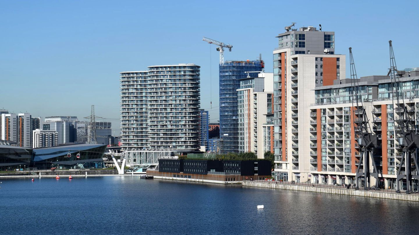Das flache Hotelschiff liegt zwischen Hochhäusern und weiteren Hotels beim Londoner Messegelände Excel. Nachhaltigkeit, soziales Engagement und pfiffiges Design müssen kein Widerspruch sein. Das Good Hotel ist der erfolgreiche Gegenbeweis.