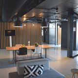 In der Lobby empfangen ihn schwarzer Wände, graue Estrichböden mit Sisal-Teppichen und Designer-Mobiliar. 