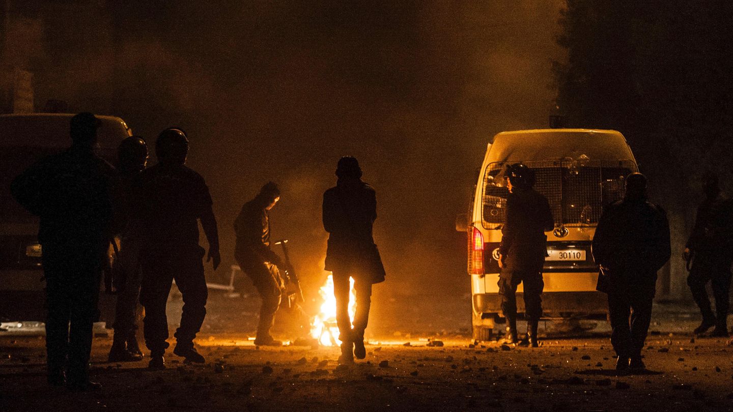 Polizei in Tunesien tritt von Protestanten gelegtes Feuer aus