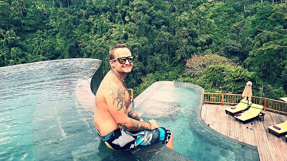 Michael in einem Infinity Pool in Thailand