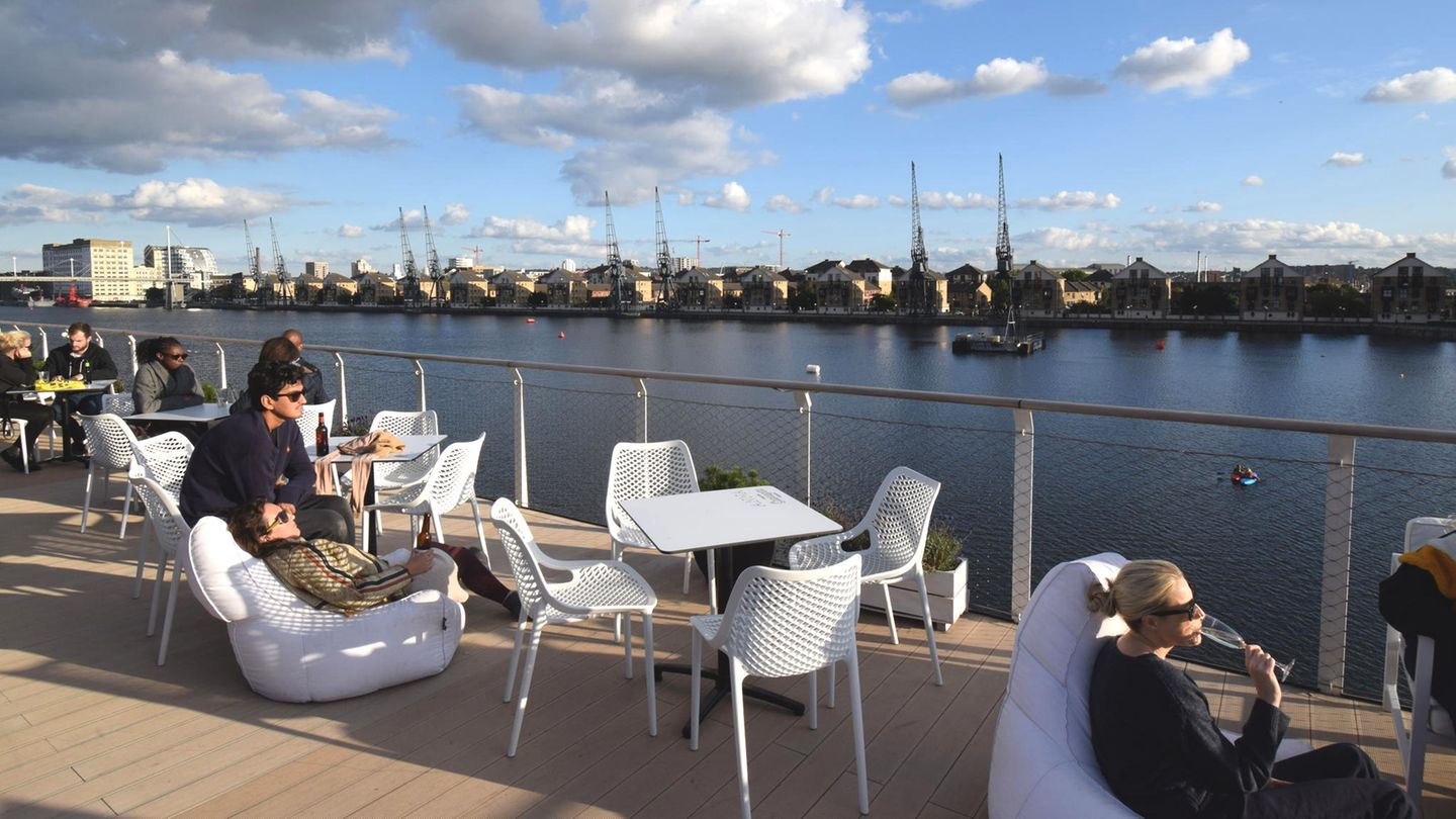 Der schwimmende Flachbau hat für London eine Dachterrasse bekommen, mit Bar und Blick über das Wasser auf die Skyline, die abends rot leuchtenden Kabinen der Gondelbahn über die Themse.