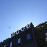 Wenn Westwind herrscht, fliegen die startenden Flugzeuge des nahen London City Airport über das Hafenbecken.