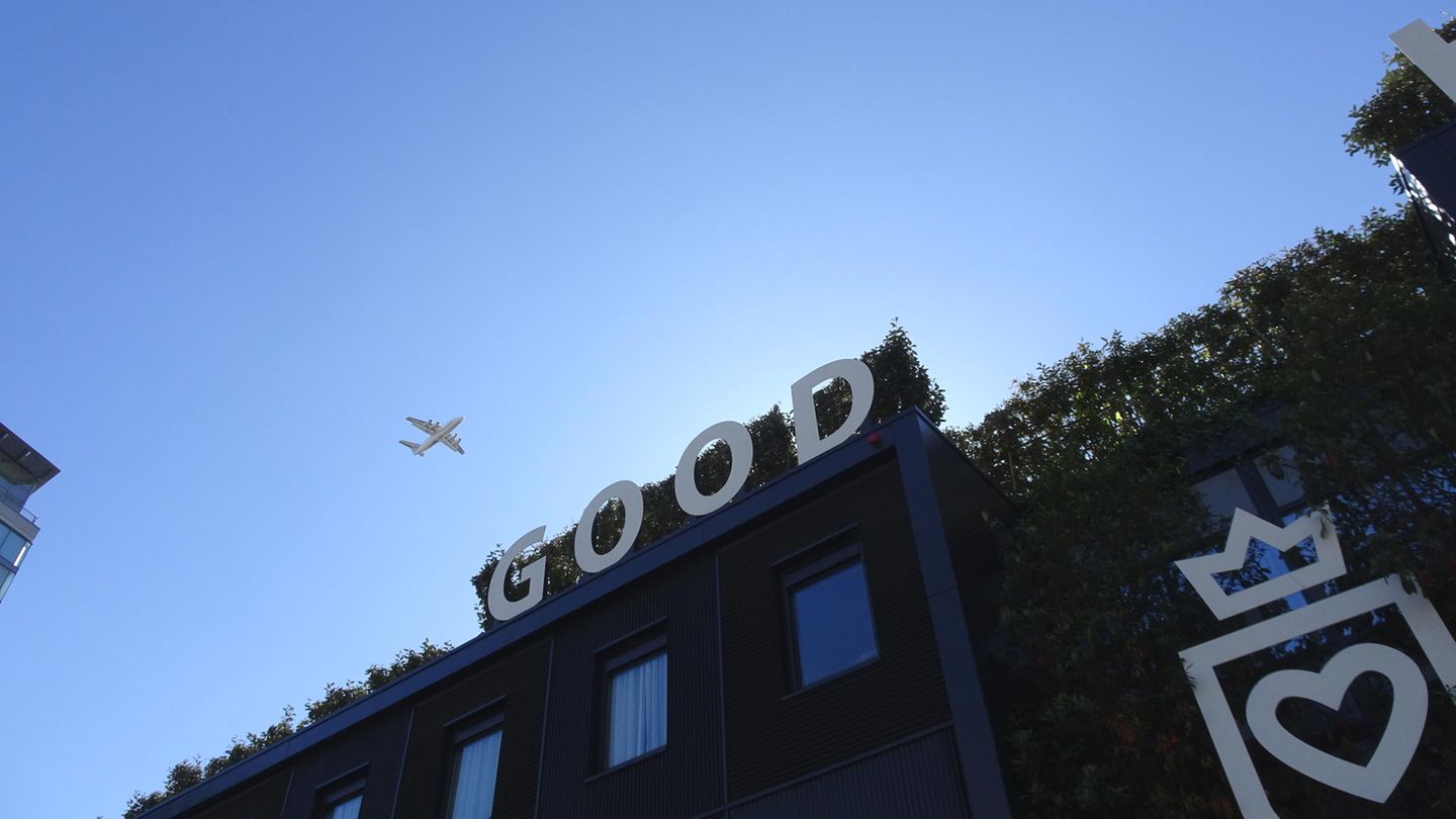 Wenn Westwind herrscht, fliegen die startenden Flugzeuge des nahen London City Airport über das Hafenbecken.
