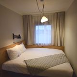 Die meisten der 148 Zimmer sind klein und schlicht: Auf den 13 Quadratmetern bieten sie große Betten.