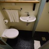 Hinzukommen eine Dusche, Klimaanlage und ein Wasserkocher. Auf Telefon, Minibar und TV wird in den Zimmern verzichtet. Die Preise für eine Übernachtung beginnen bei 65 Euro.