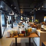 Inzwischen haben mehrere 15-köpfige Gruppen das vierteljährliche Trainingsprogramm durchlaufen, und Menschen im Alter zwischen 17 und 55 Jahren eine Hotelausbildung erhalten