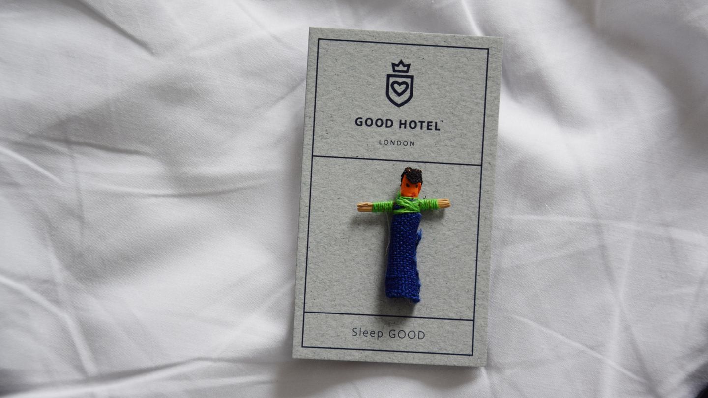 Good Hotel London: Kleiner Gruß des Personals auf dem Kopfkissen: Hinter der Hotelidee steht der Niederländer Martin Dresen, der schon in seiner Studentenzeit die Foundation "Niños de Guatemala" ins Leben rief und für das Schulprogramm in Mittelamerika Spenden sammelt. Kleiner Gruß des Personals auf dem Kopfkissen: Hinter der Hotelidee steht der Niederländer Martin Dresen, der schon in seiner Studentenzeit die Foundation "Niños de Guatemala" ins Leben rief und für das Schulprogramm in Mittelamerika Spenden sammelt.