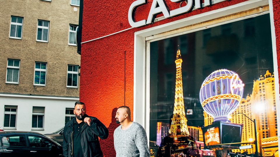 Sarikaya, 43, und Kirtan, 37, vor dem Kasino, in dem viele ihrer Freunde an Spielautomaten ihr Leben verzocken
