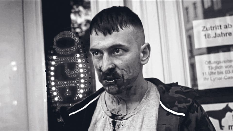 Sarikaya und Kirtan haben in Schwarz-Weiß gedreht. Die Filmfigur Miko ist spielsüchtig, wegen Mikos Schulden wird es blutig