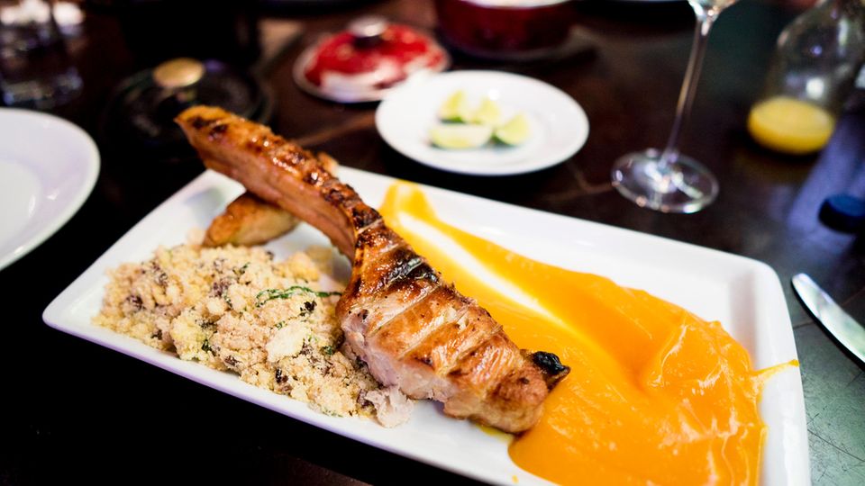 Thiago Castanho: Castanhos Kreation: Ein Amazonasfisch (Tambaqui) mit Kürbismus und geraspelter Yucca Castanhos Kreation: Ein Amazonasfisch (Tambaqui) mit Kürbismus und geraspelter Yucca