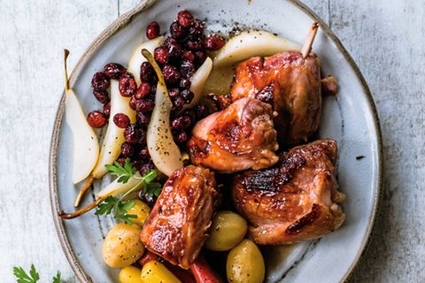 Eisbein sanft gesotten, seziert und kurz gegrillt – angerichtet mit Gemüsen und Früchten