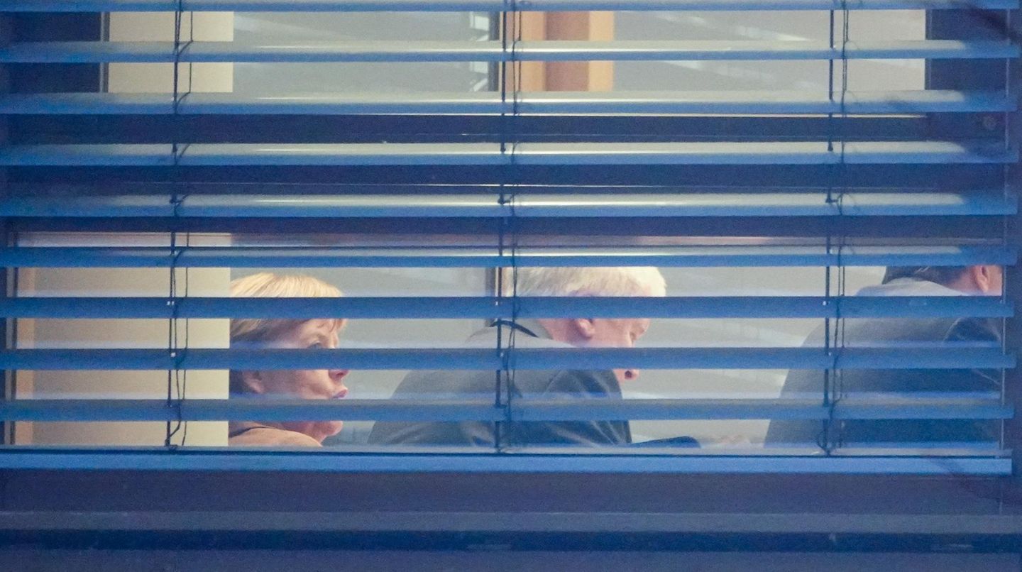 Bundeskanzlerin Angela Merkel (CDU) und Horst Seehofer (CSU) während der Sondierungsgespräche in Berlin
