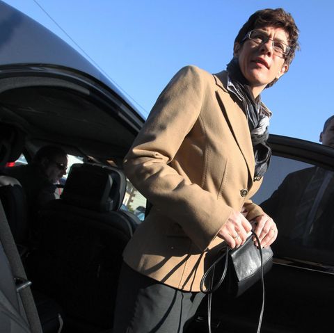 Annegret Kramp-Karrenbauer mit Dienstwagen